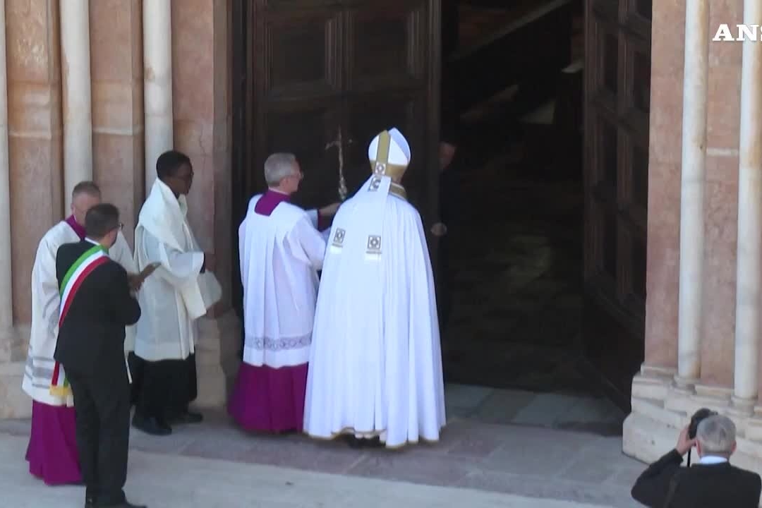 Il Papa abbraccia i terremotati dell'Aquila:  &quot;Ricostruire insieme&quot;