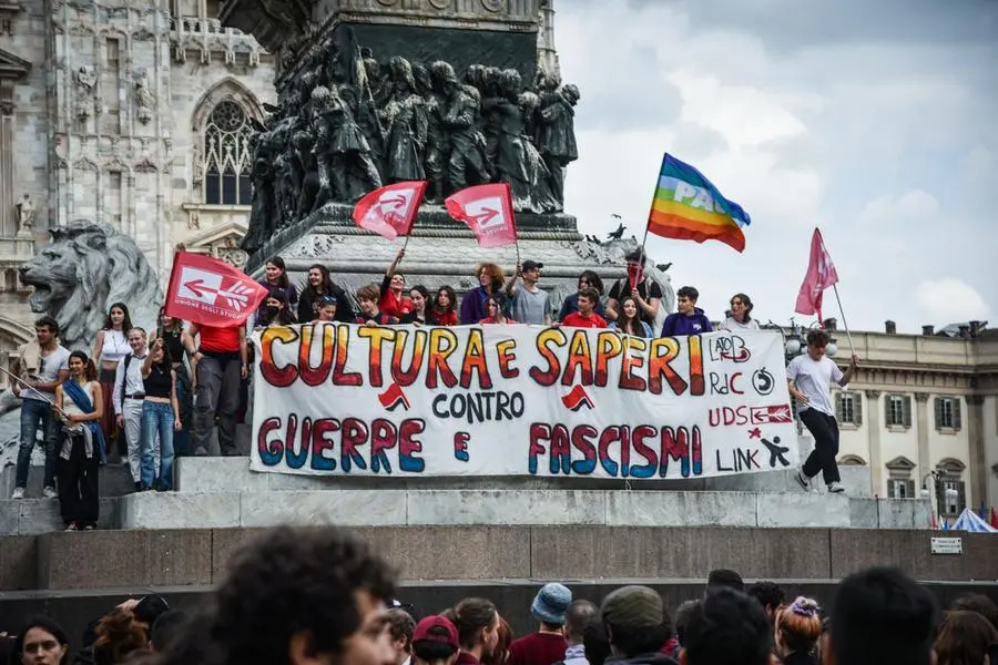 Manifestanti a Milano (Ansa - Corner)