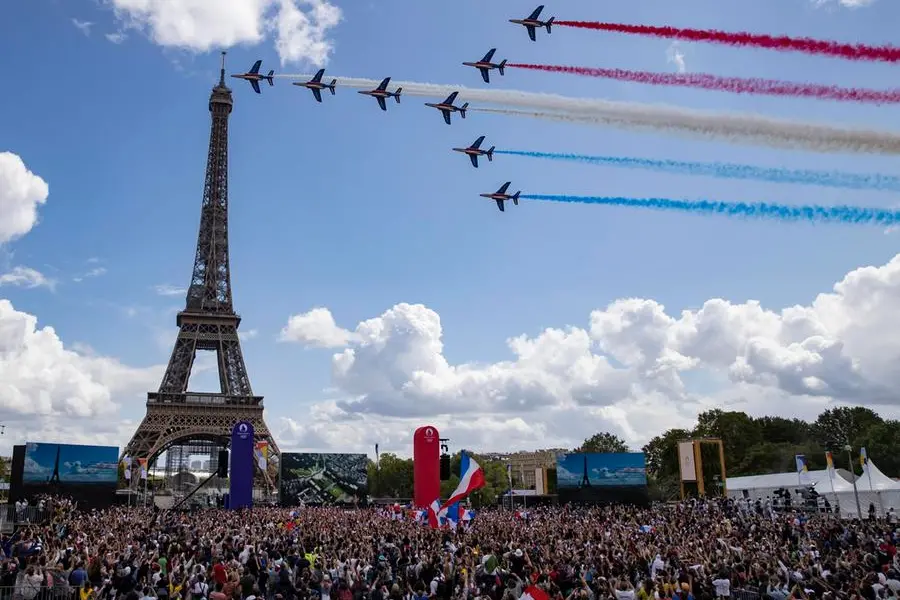 La festa a Parigi, che ospiterà i Giochi olimpici del 2024 (Ansa-Epa)