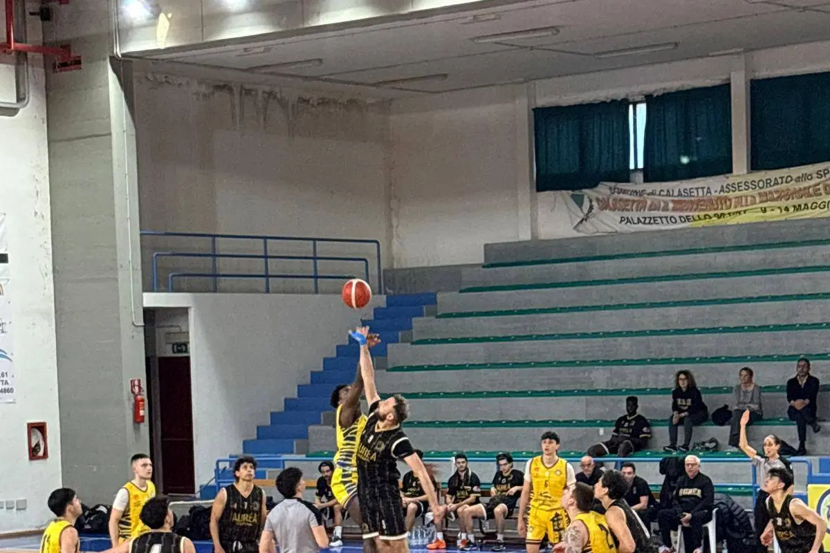 La palla a due di Calasetta-Aurea (foto Calasetta Basket)