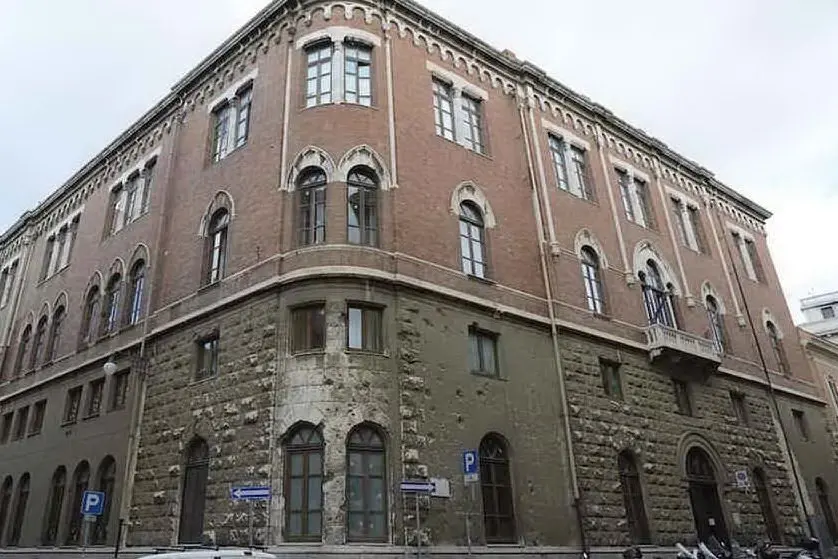 La storica facciata del Satta (archivio L'Unione Sarda)