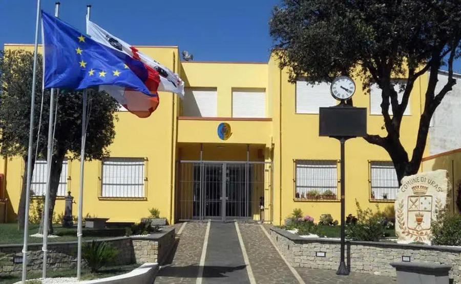 Uras, sette consiglieri dimissionari ma il sindaco convoca il Consiglio comunale: è polemica