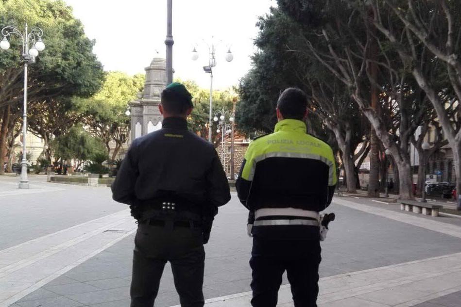 Niente mascherina, droga nelle tasche e insulti agli agenti: Cagliari, 51enne denunciata