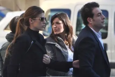 Elisabetta Canalis arriva in chiesa al funerale della nonna, a Sassari