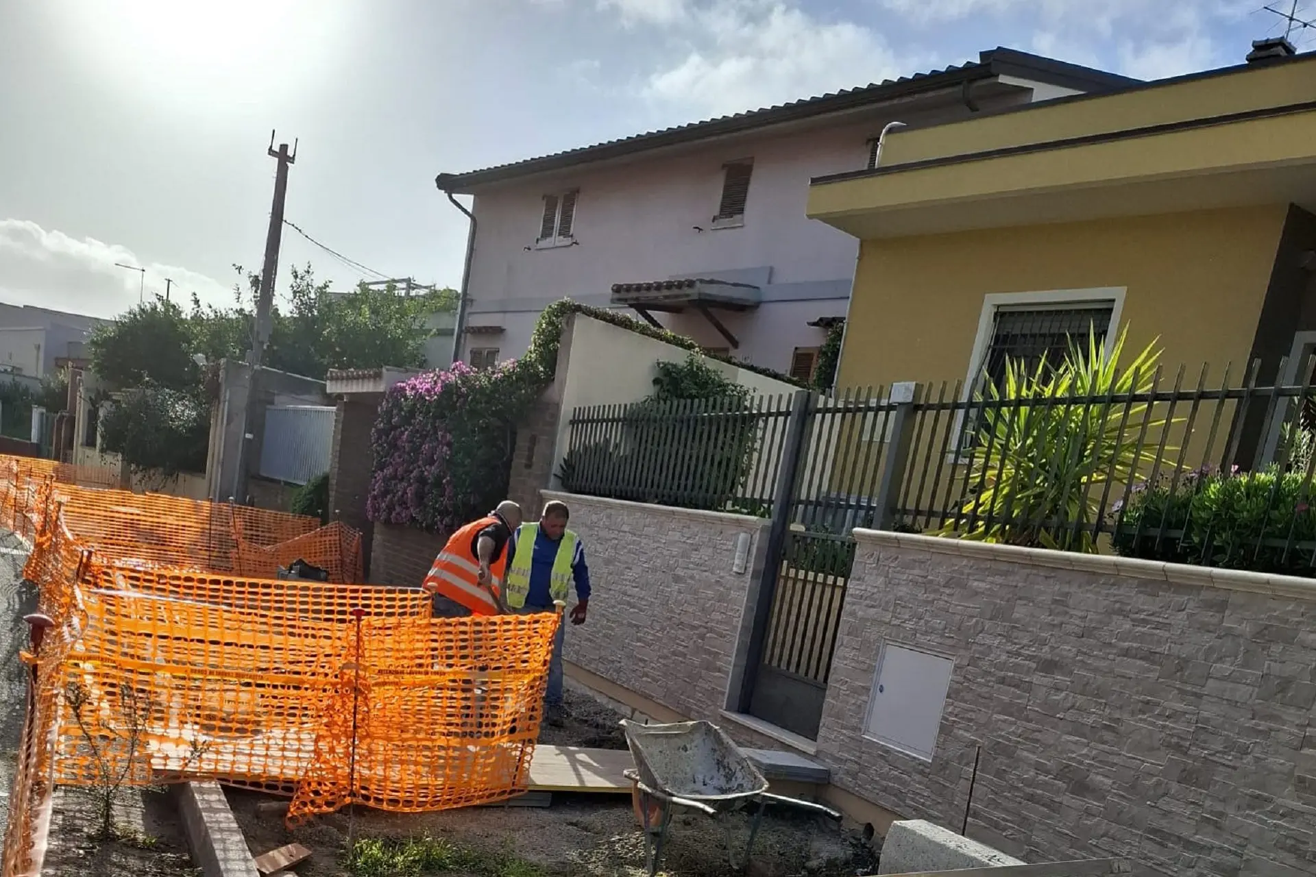 Gli operai al lavoro nel cantiere di via Risorgimento a Pirri