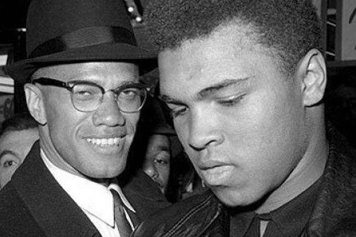 Si è sempre battuto per i diritti civili, qui è con Malcolm X