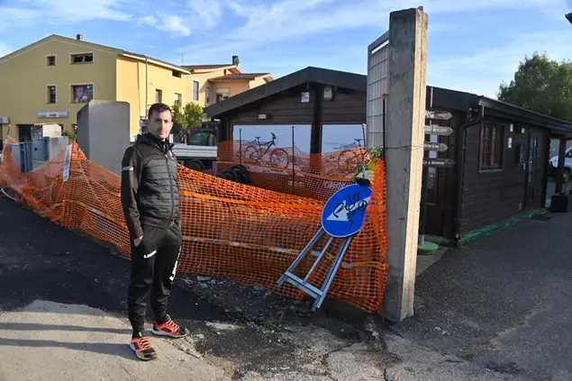 Il chiosco in mezzo ai lavori (foto L'Unione Sarda - Chergia)