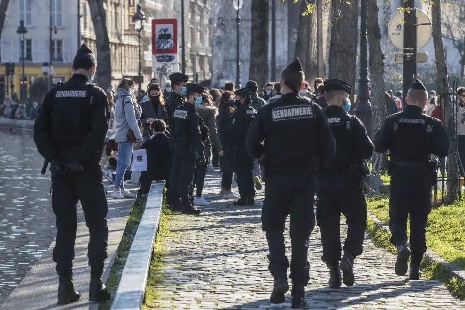 Polizia impegnata a disperdere assembramenti a Parigi (foto Ansa)