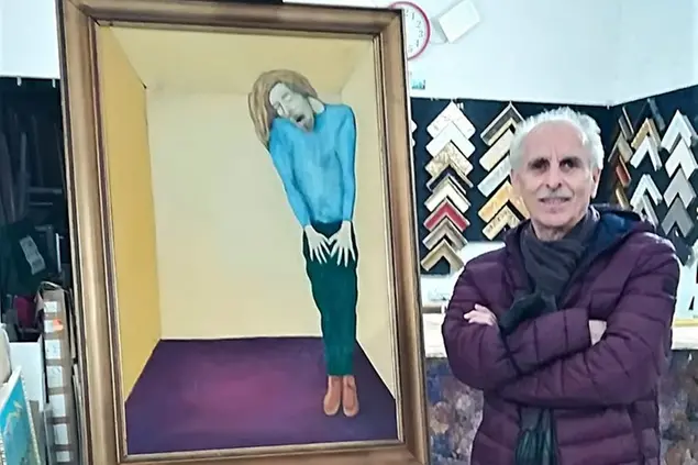 Luciano Addis con una sua opera (foto concessa)