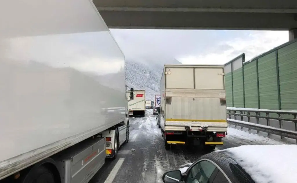 Tir e auto bloccati lungo l'autostrada del Brennero