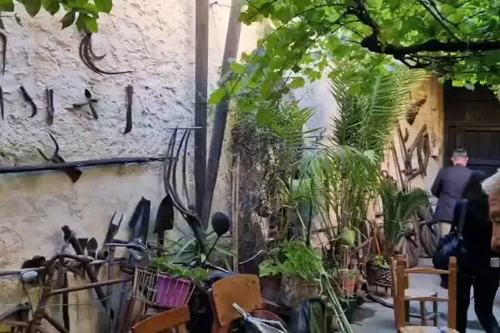 Monserrato, la casa campidanese diventa un set televisivo