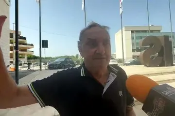 Edicola in fiamme in viale Diaz, il proprietario: «Ho cercato di spegnerlo, mi sono anche bruciato»