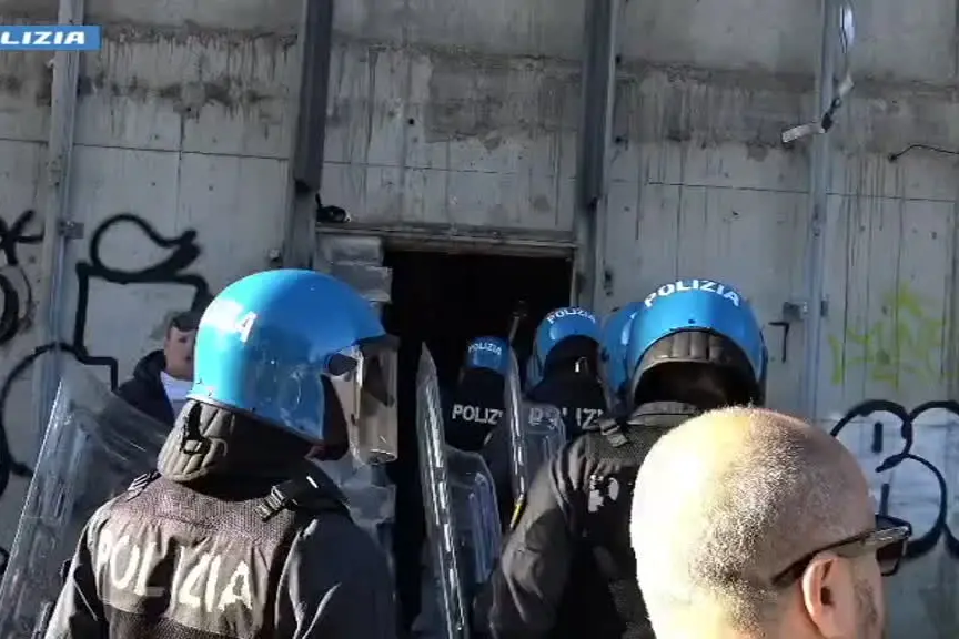 Roma, violentata dal gruppo per tre giorni in uno stabile abbandonato