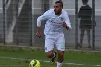 Daniele Ragatzu in azione con la maglia dell'Olbia (foto Olbia Calcio)