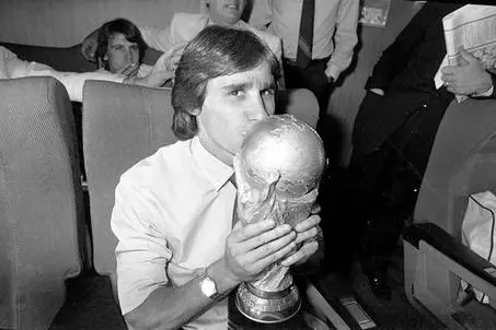 Il giocatore della Nazionale italiana, Bruno Conti, bacia la Coppa del Mondo vinta contro la Germania Ovest, in una immagine del 12 luglio 1982. ANSA