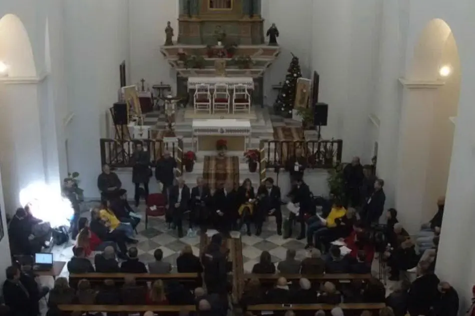 La chiesa gremita per il confronto (Foto da Facebook Pastorale Lavoro Cagliari/Sardegna Live)