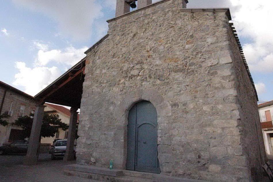 Serrenti: porticato della chiesa imbrattato di urina e feci, arrivano le telecamere