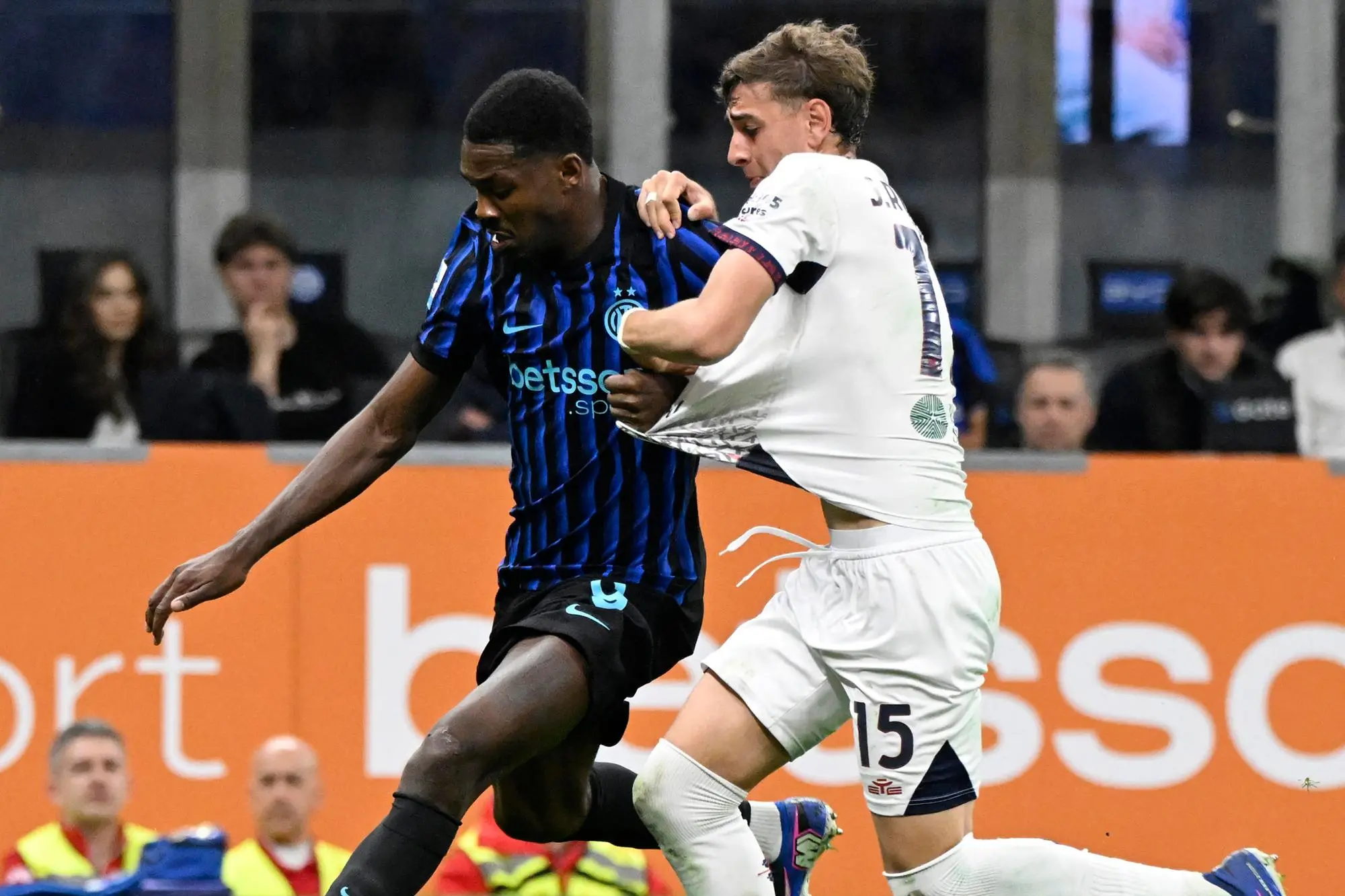 Juan Rodríguez contrasta Marcus Thuram in Inter-Cagliari (foto Ansa)