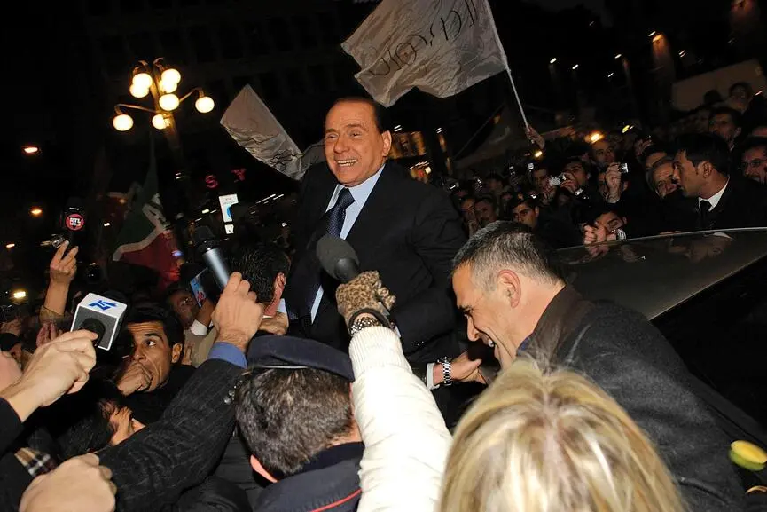 Silvio Berlusconi, circondato dalla folla in piazza San Babila a Milano il 18 novembre 2007, pronuncia il discorso del predellino, con cui annuncia che e' ora di dar vita a un partito unico, mandando Fini su tutte le furie. ANSA/GIUSEPPE ARESU