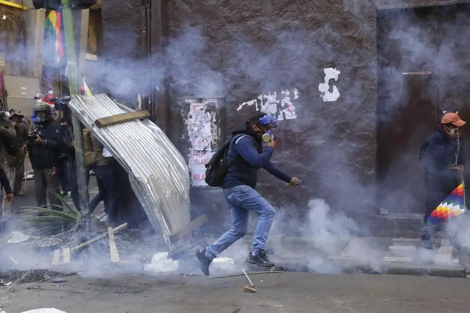 Un'immagine degli scontri nella capitale La Paz (Ansa)