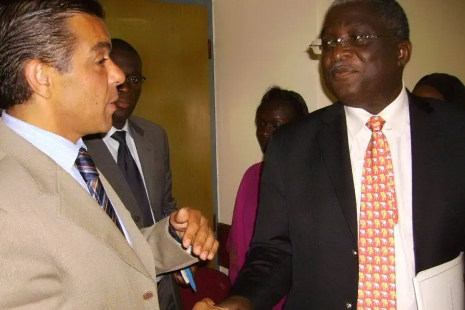 A sinistra Piergiorgio Nonnis, a destra il ministro del local government del Ghana
