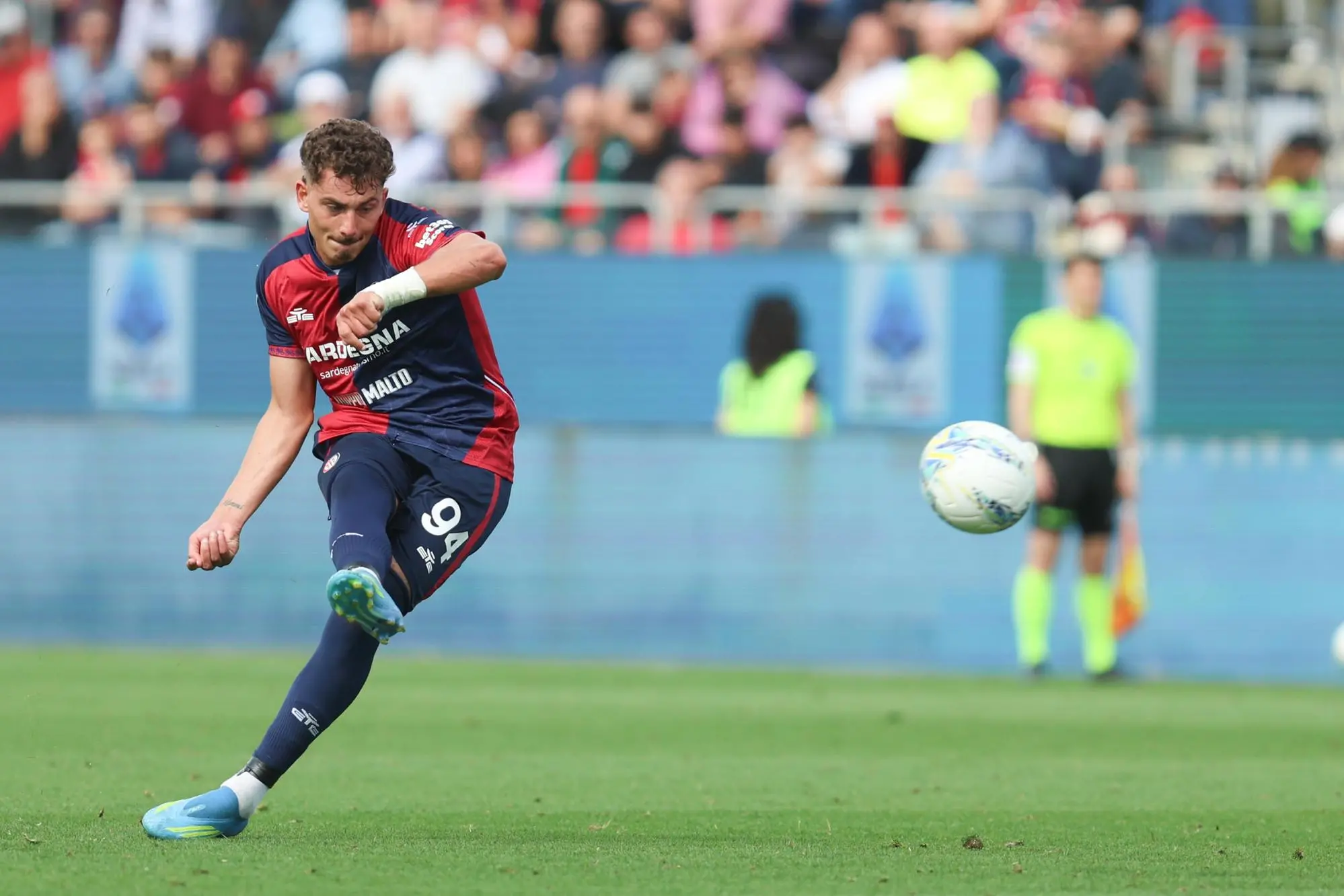 Sebastiano Esposito al tiro in Cagliari-Udinese (foto Ansa)