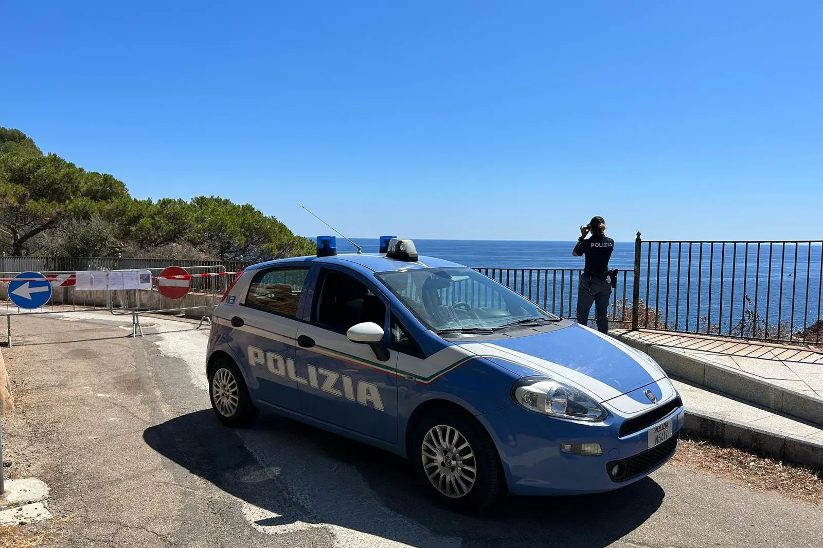 Una poliziotta del commissariato di Tortolì scruta le acque di Cala Moresca (foto Secci)