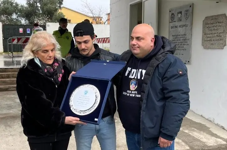 La consegna della targa ai familiari di Truddaiu (foto Giagnoni)