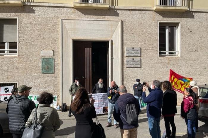 Cagliari, il sit-in degli ambientalisti: “No al rigassificatore di Portoscuso”