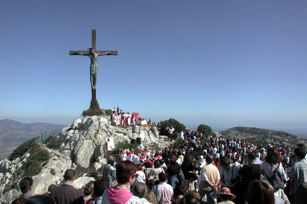 Pellegrini sotto la statua del Cristo sul Monte Tuttavista che domina Galtellì (Archivio Us)