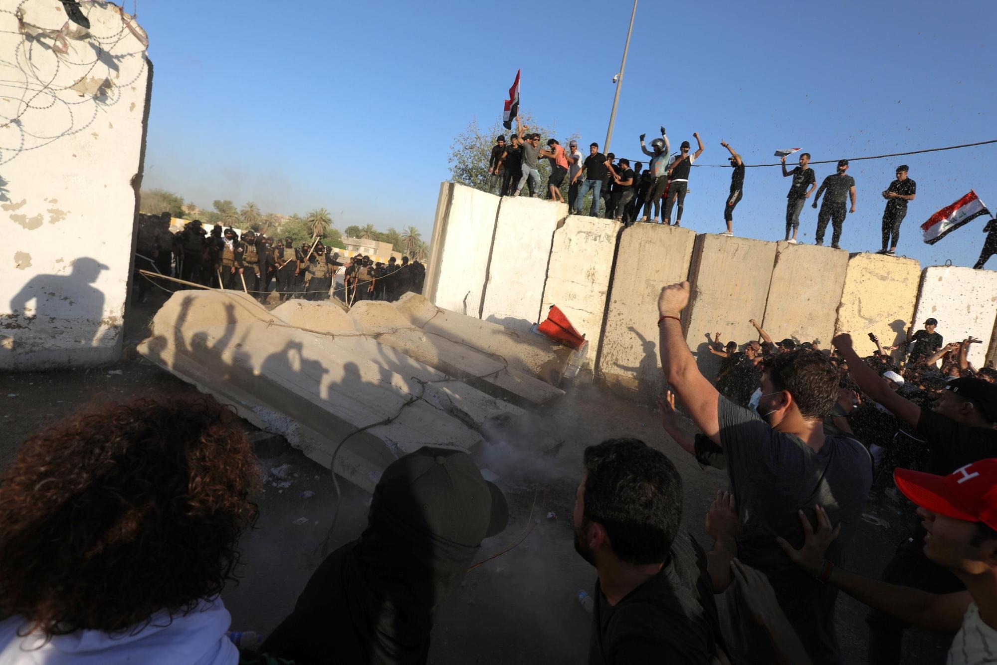 Manifestanti nel centro di Baghdad (Ansa)