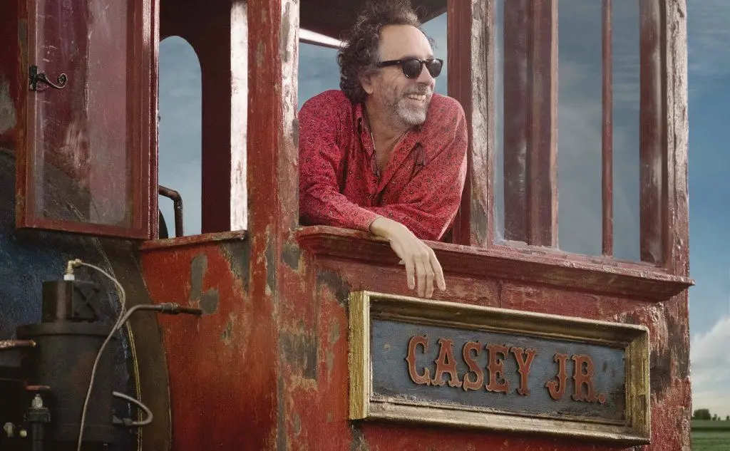 Tim Burton durante le riprese (foto @Disney)