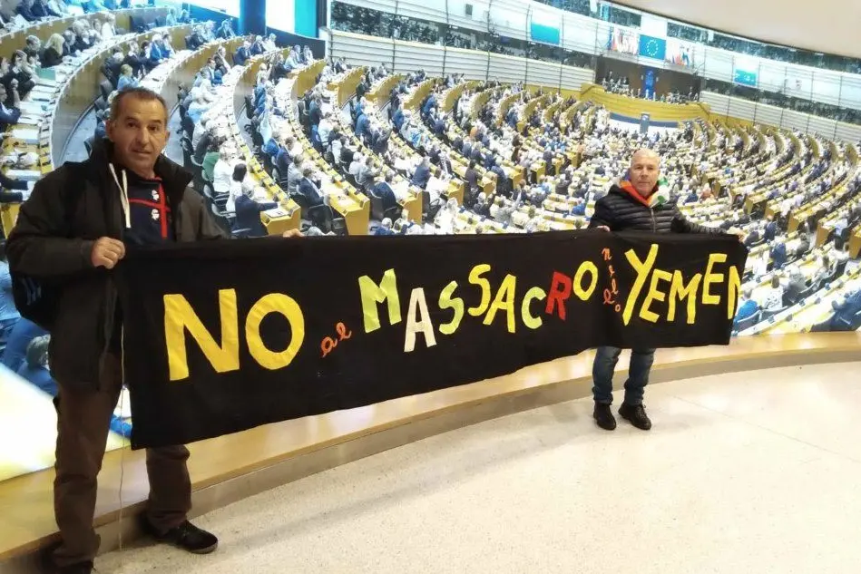 Il blitz degli attivisti al Parlamento Ue (Ansa)