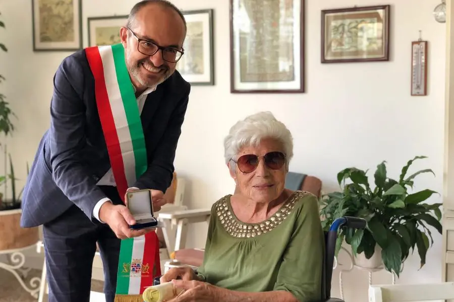 Il sindaco Truzzu e la signora Adele Anedda (Foto uff. stampa Comune di Cagliari)