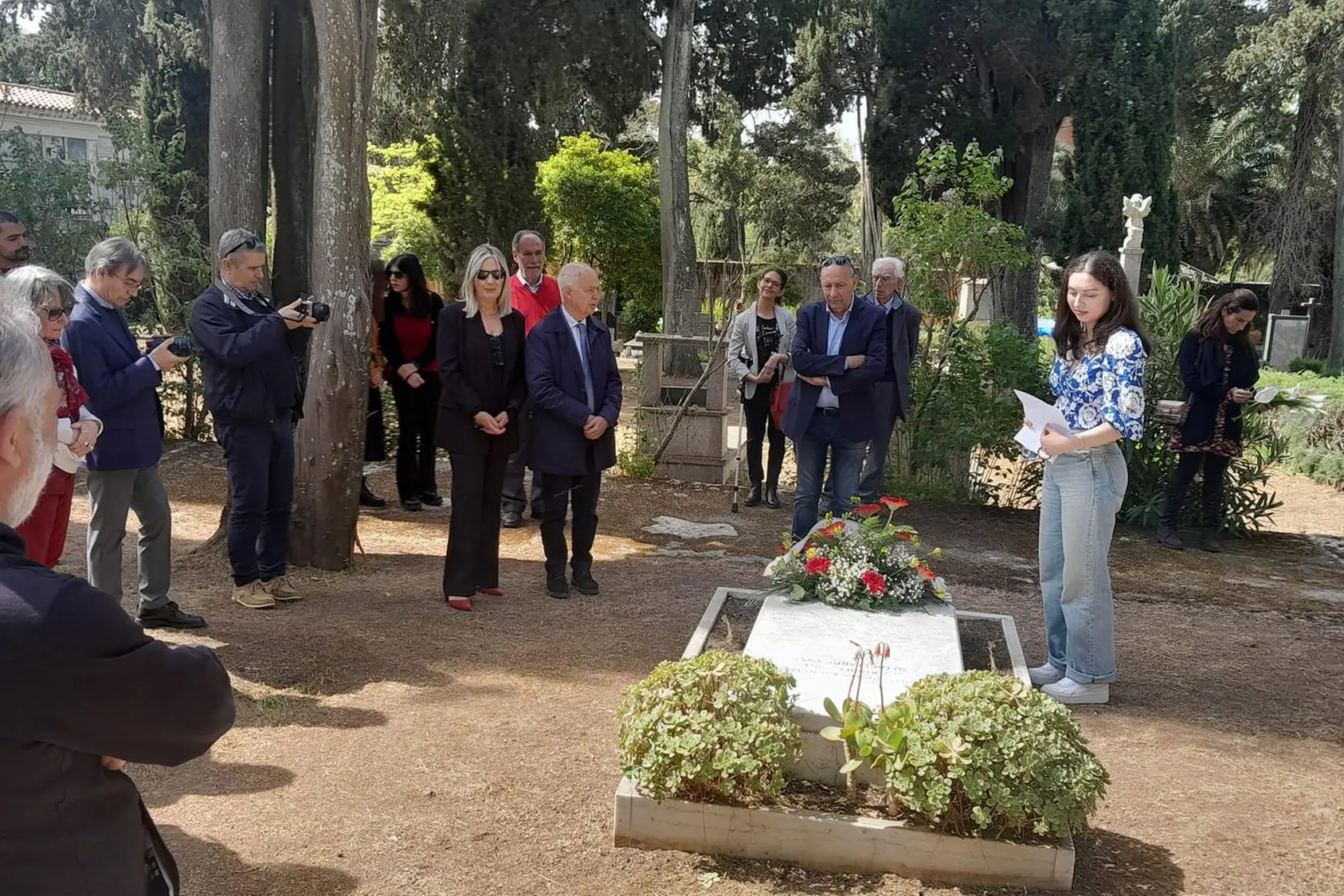 L'omaggio alla tomba della mamma di Gramsci nel cimitero di Ghilarza (foto Corrias)