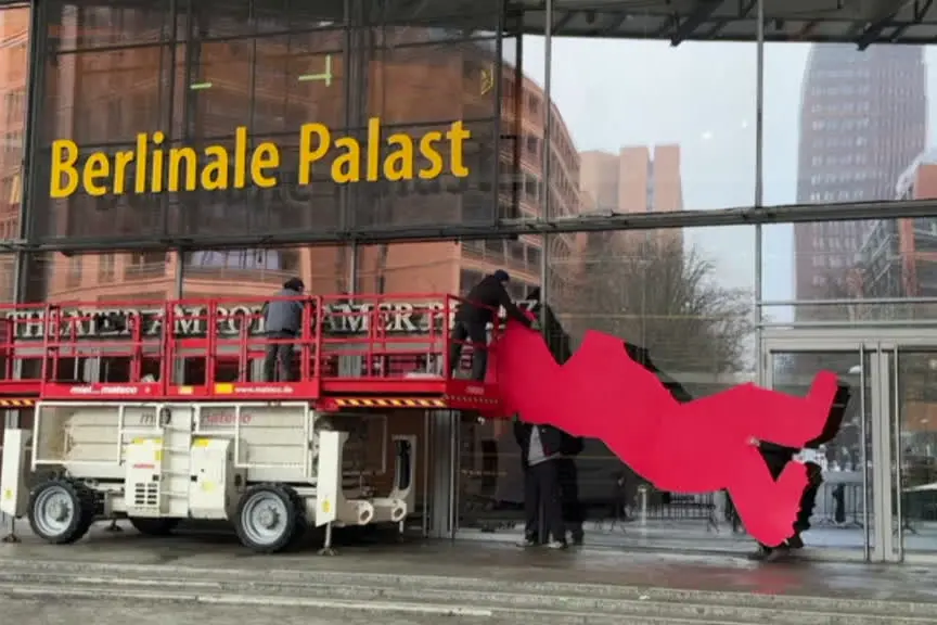 Pronta la Berlinale 76, installato l'Orso sul Palazzo del Festival