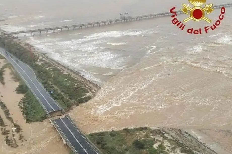 L'immagine simbolo dell'ondata di maltempo di ottobre 2018 (Foto Vigili del Fuoco)