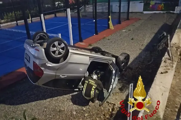 L'auto finita fuori strada a Pittulongu (foto vigili del fuoco)