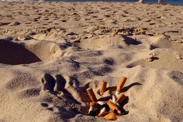 Adiconsum: “Stop alle sigarette sulle spiagge della Sardegna” (foto Ansa)
