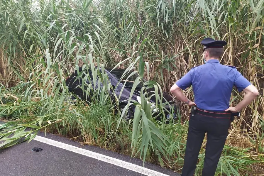 L'auto rubata fuori strada (Foto Carabinieri)