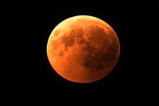 Stregati dalla Luna rossa: grande folla per l'eclissi più lunga del secolo