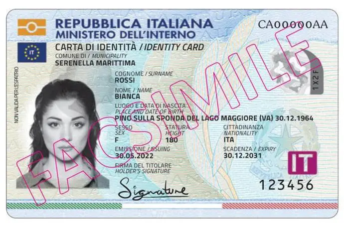 La Carta di Identità Elettronica (Cie) è più europea. Da oggi, 29 settembre 2022, annuncia l'Istituto Poligrafico e zecca dello Stato, il documento di identità di nuova emissione riporterà la bandiera dell'Unione europea sul fronte. I documenti di cui si è già dotati continueranno a essere validi fino alla loro naturale scadenza. ANSA/ UFFICIO STAMPA POLIGRAFICO DELLO STATO +++ ANSA PROVIDES ACCESS TO THIS HANDOUT PHOTO TO BE USED SOLELY TO ILLUSTRATE NEWS REPORTING OR COMMENTARY ON THE FACTS OR EVENTS DEPICTED IN THIS IMAGE; NO ARCHIVING; NO LICENSING +++ (NPK)