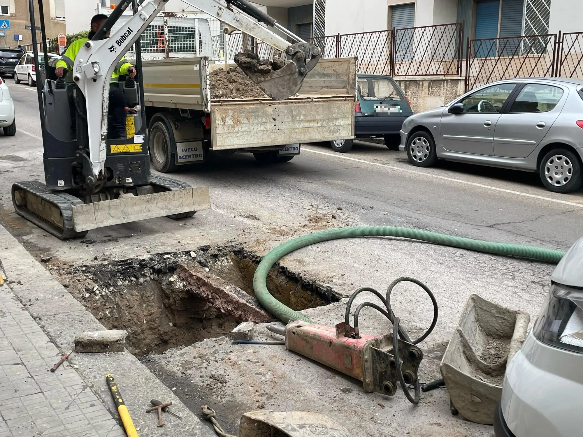 Il punto dove si è rotta la condotta fognaria in via Lanusei a Cagliari (foto Spignesi)