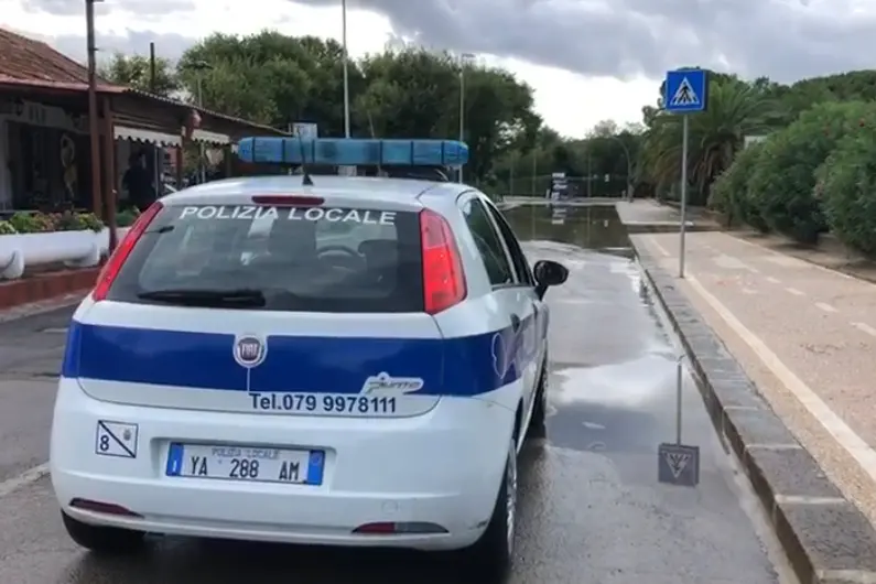 La polizia municipale di Alghero (foto Fiori)