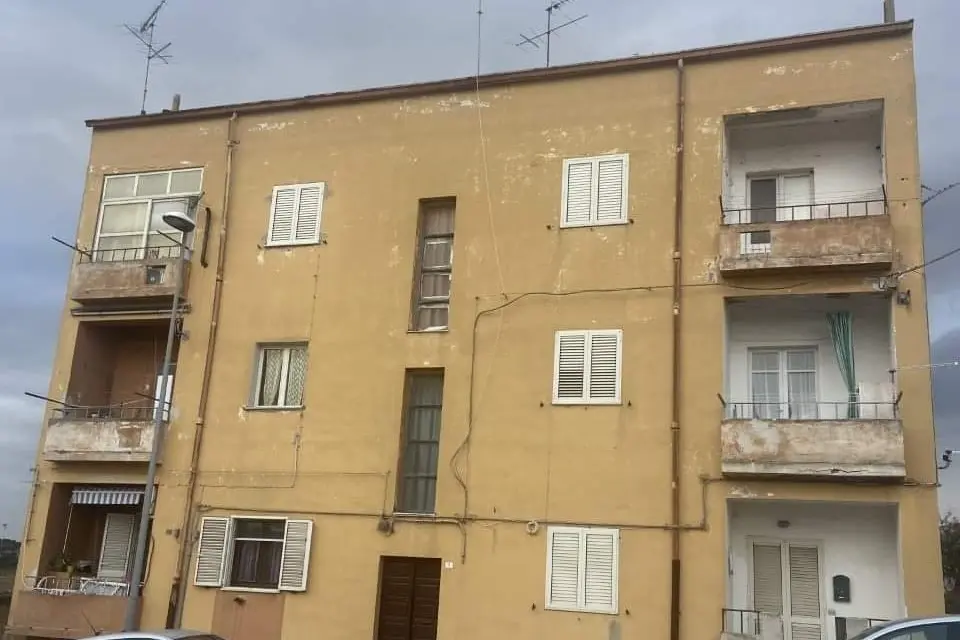 La palazzina popolare della circonvallazione di San Pietro a Oschiri (foto L'Unione Sarda - Tellini)