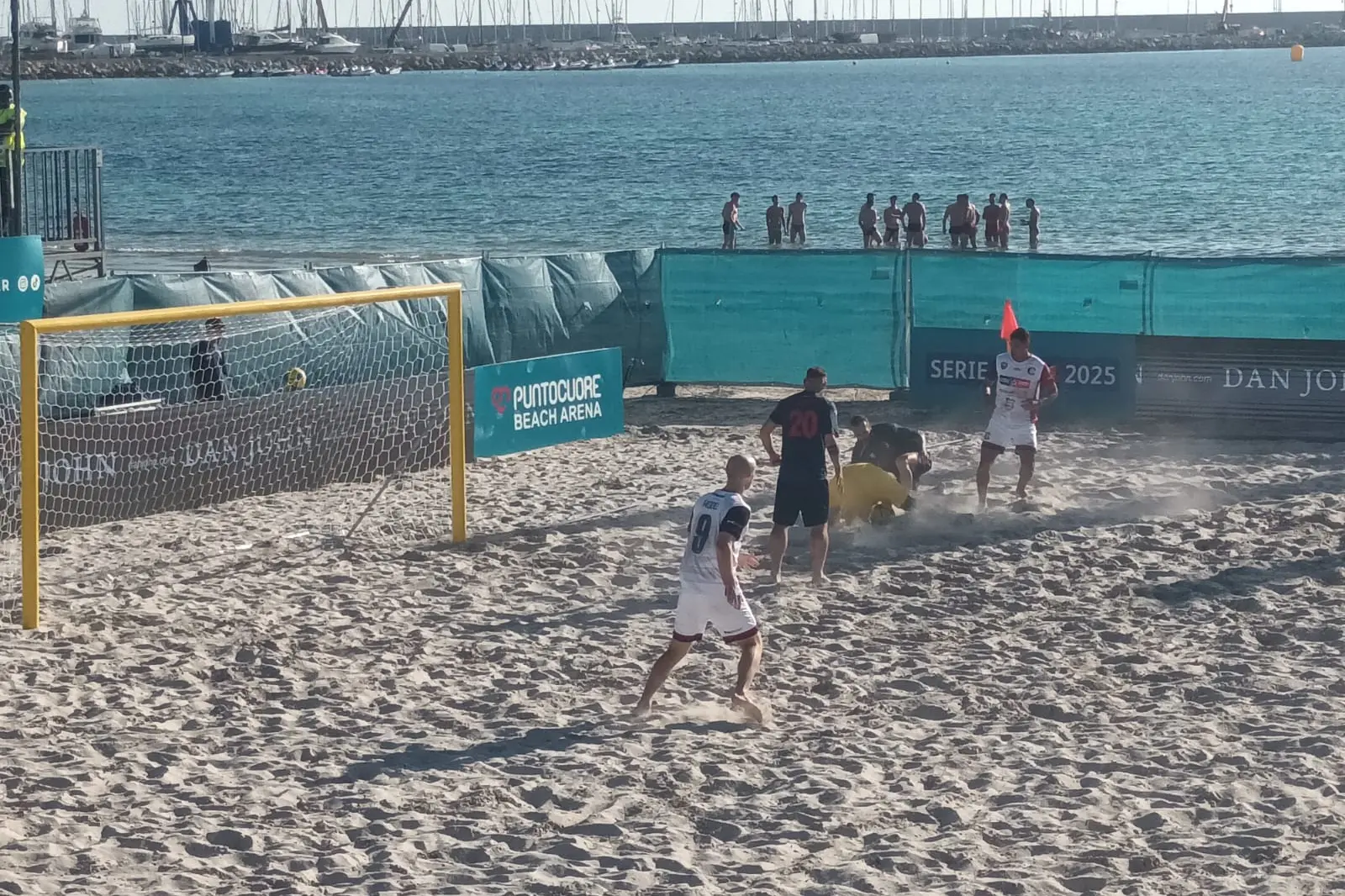 Un attacco del Cagliari nel match di ieri (foto Antonio Burruni)