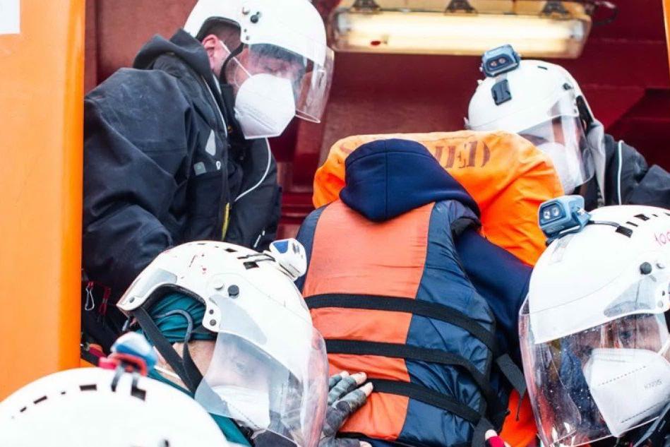 120 migranti soccorsi in mare dall'Ocean Viking, fra loro un bimbo di un mese