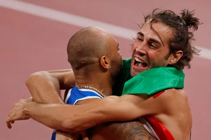 Pochi minuti dopo Jacobs è oro nei 100 metri piani, giornata storica per l'Italia: l'abbraccio tra i due
