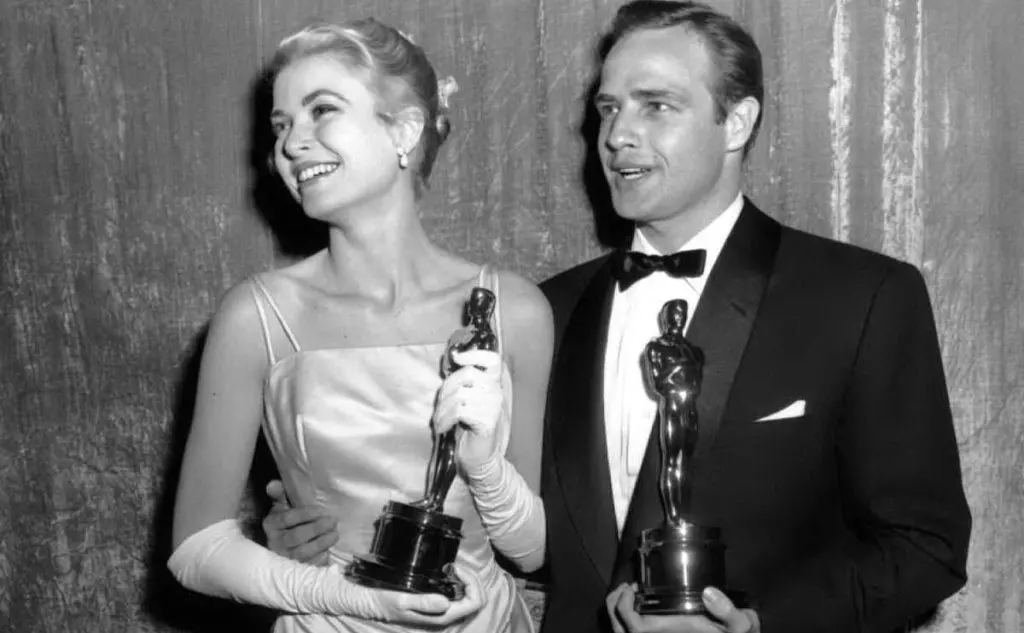 Nel 1955 alla cerimonia degli Oscar, insieme a Marlon Brando (foto Imdb)