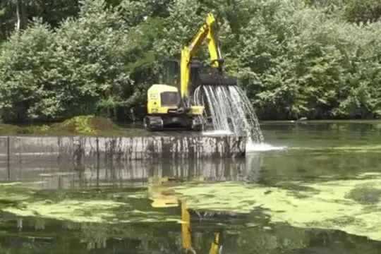 Il fiume Po in sofferenza, invaso dalle alghe e con poca acqua